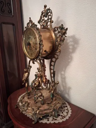 Reloj de mesa de bronce y mármol
