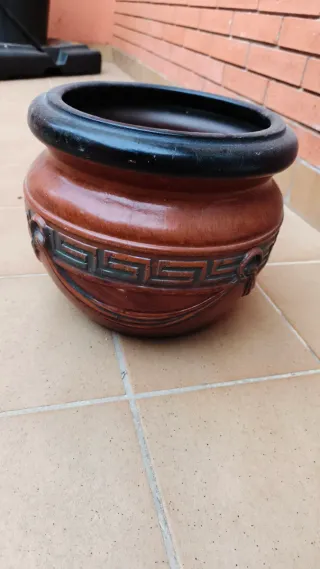 Macetero de barro marrón y negro