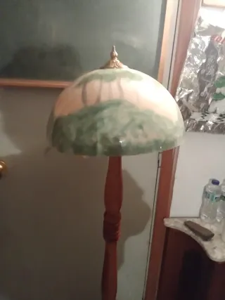 Lámpara de pie madera .tulipa pintada  mano a oleo