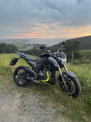 Zontes Z2 125cc Naked Negra y Amarilla