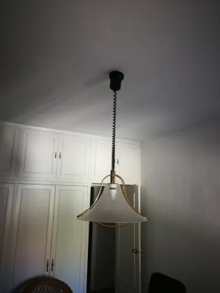 Lámpara de techo dorada y blanca