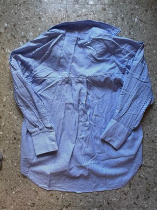 Camisa de rayas azules y blancas