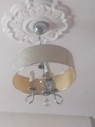 Lámpara de techo dorada y plateada