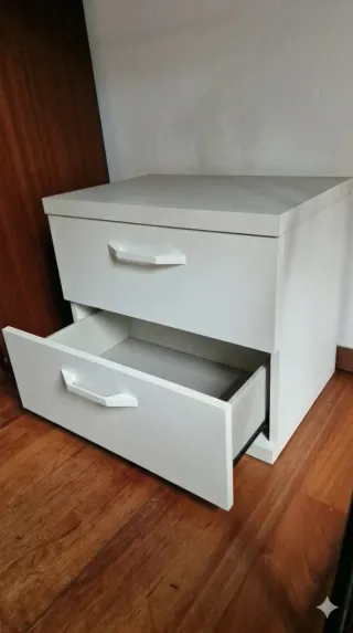 Comodino bianco in legno