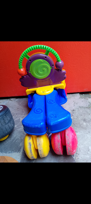 Correpasillos con canasta y pelota Fisher-Price