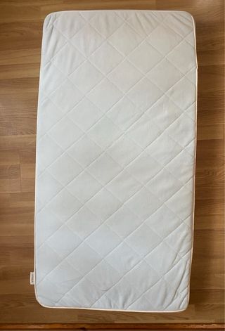 Cuna de bebé de madera con colchón
