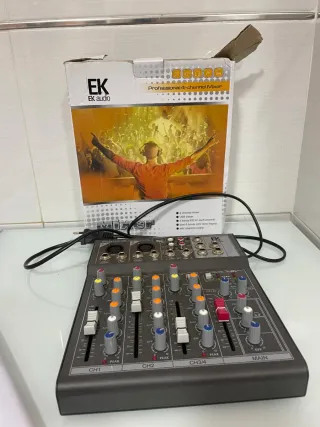 Mesa de mezclas EK audio F4-USB 4 canales