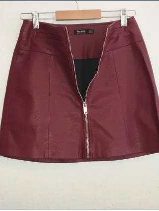 Minifalda efecto piel Bershka Roja Talla XS
