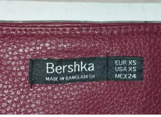 Minifalda efecto piel Bershka Roja Talla XS