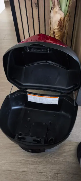 Baúl y soporte Moto Yamaha TMAX Negro y Rojo