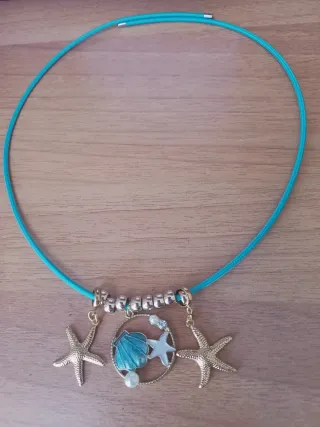Collana estiva azzurra con ciondoli