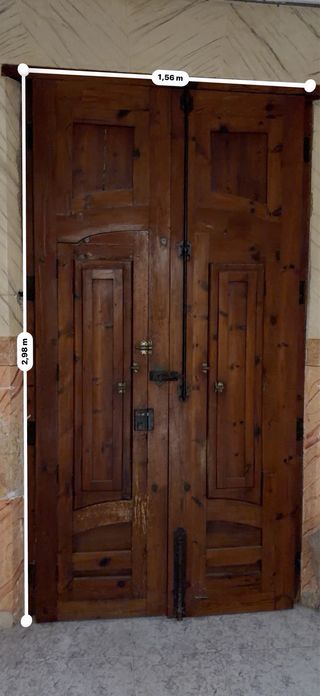 Puerta antigua de madera rústica