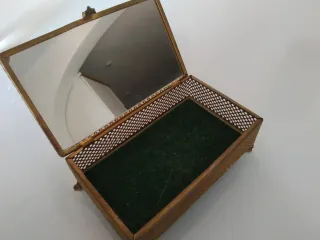 Joyero antiguo con tapa de ónix y detalles dorados