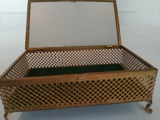 Joyero antiguo con tapa de ónix y detalles dorados