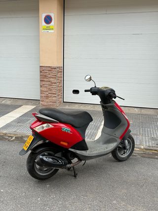 Piaggio Zip Roja y Negra