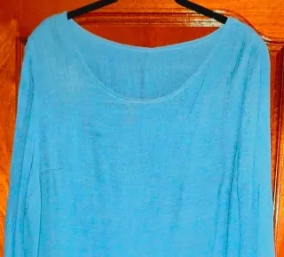 Blusa turquesa vaporosa asimétrica