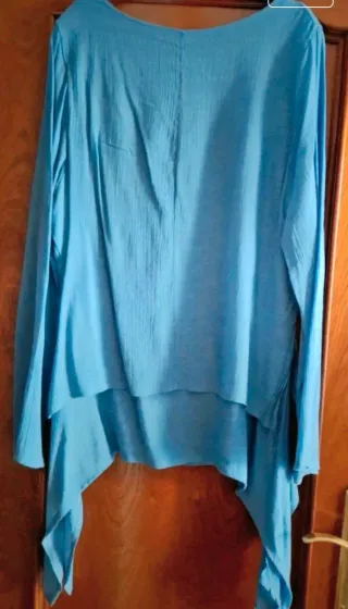 Blusa turquesa vaporosa asimétrica