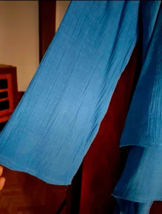 Blusa turquesa vaporosa asimétrica