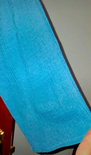 Blusa turquesa vaporosa asimétrica