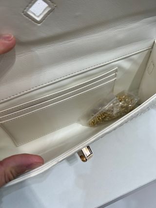 Borsa bianca intrecciata con dettagli oro