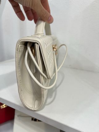 Borsa bianca intrecciata con dettagli oro