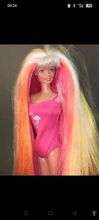 Barbie con capelli lunghi colorati