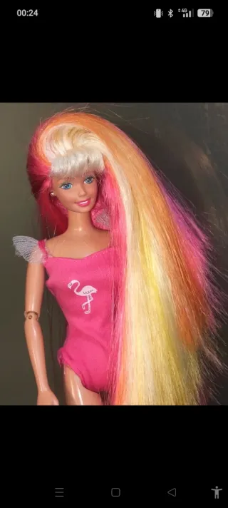 Barbie con capelli lunghi colorati