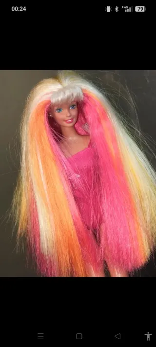 Barbie con capelli lunghi colorati
