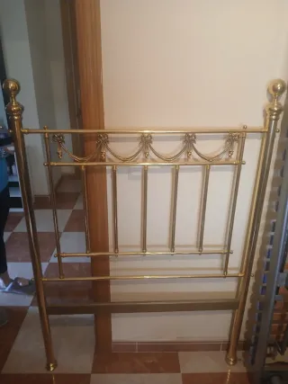 Cabecero de forja dorado