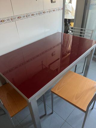 Mesa cocina cristal rojo y 3 sillas madera