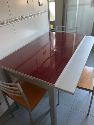 Mesa cocina cristal rojo y 3 sillas madera