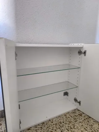 Mueble de baño plateado y blanco