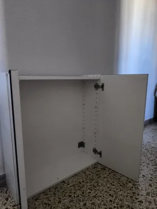 Mueble de baño plateado y blanco