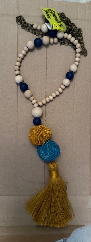 Colgante de cuentas de madera y borlas