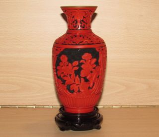 Jarrón oriental chino cinabrio floral 15,5 y peana