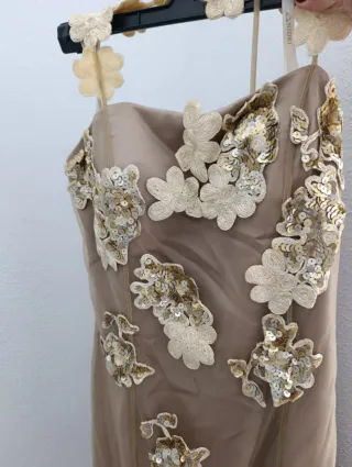 Vestido de ceremonia beige y dorado.Forrado beig