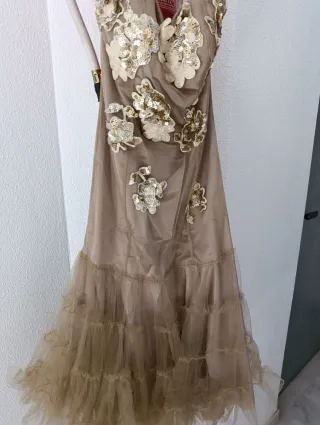 Vestido de ceremonia beige y dorado.Forrado beig