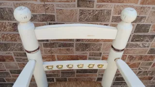 Trona de madera con asiento de esparto