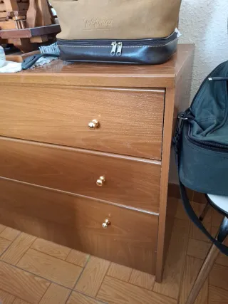 Conjunto cómoda de madera con espejo