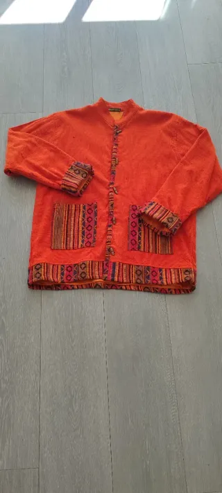 Chaqueta naranja con bordados étnicos