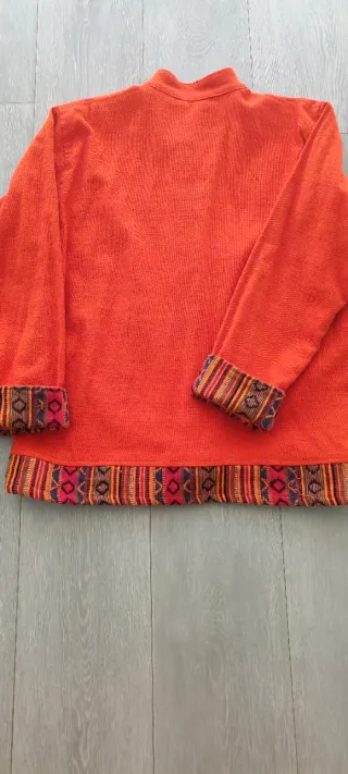 Chaqueta naranja con bordados étnicos