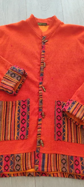 Chaqueta naranja con bordados étnicos