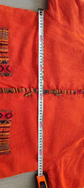Chaqueta naranja con bordados étnicos