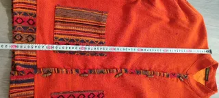 Chaqueta naranja con bordados étnicos