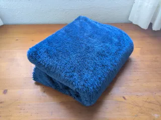 Manta de pelito azul para sofá