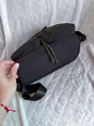 Mochila negra con cordones multicolor