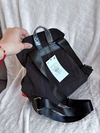 Mochila negra con cordones multicolor
