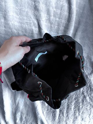 Mochila negra con cordones multicolor