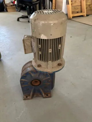 Motor eléctrico con reductor