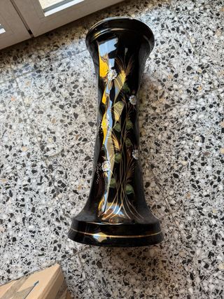Jarrón negro con flores doradas